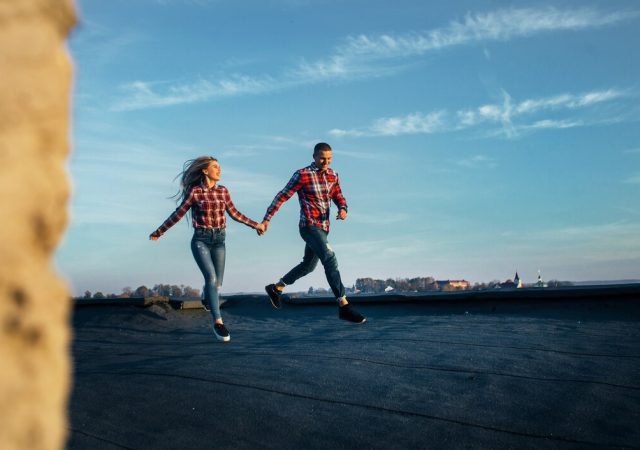 lovely-couple-love-running-along-roof_8353-5417
