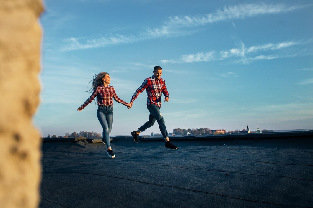 lovely-couple-love-running-along-roof_8353-5417